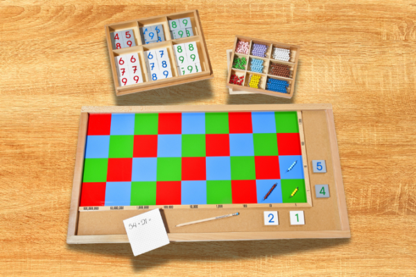 Das Montessori-Rechenbrett: Mathe spielerisch begreifen